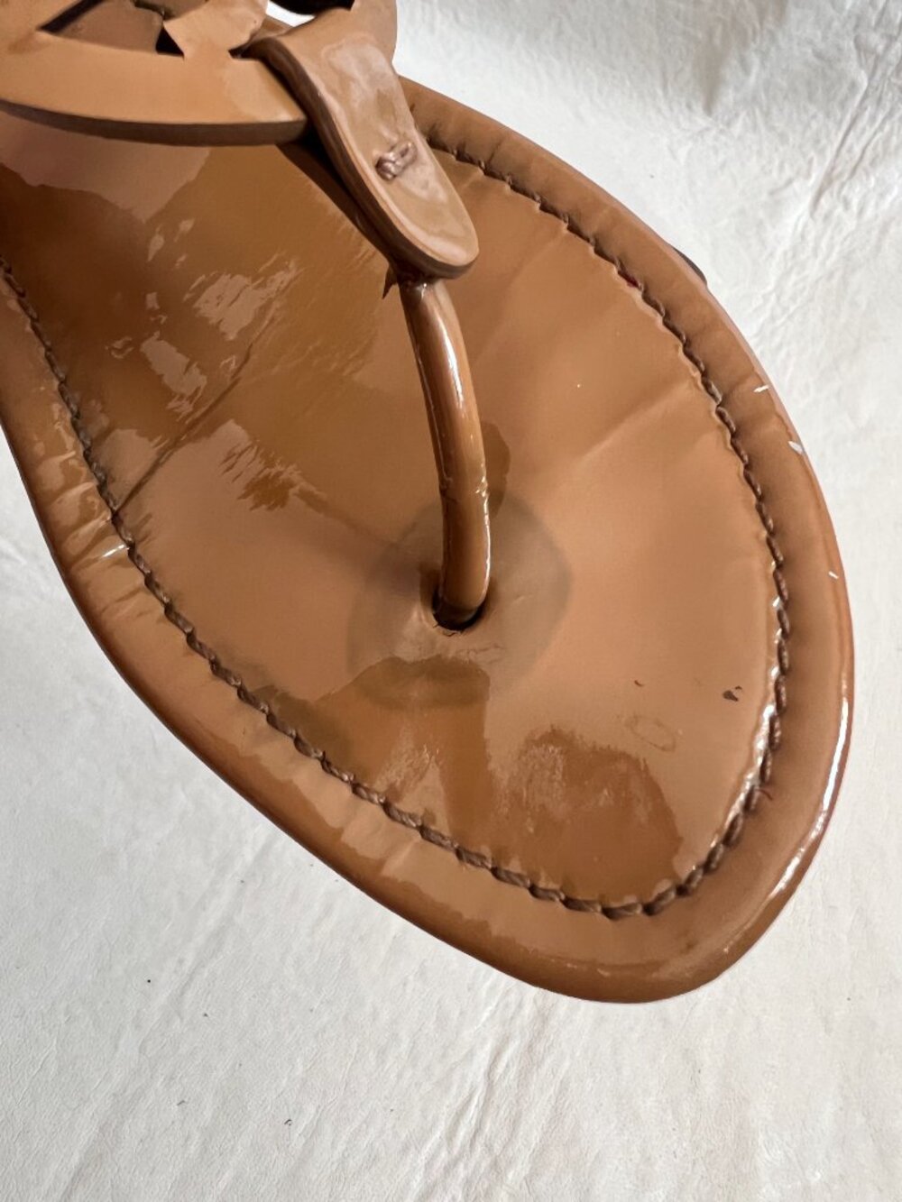 Tory Burch sandals miller flat flip flop tan patent leather size 8 monogram - Picture 7 of 12